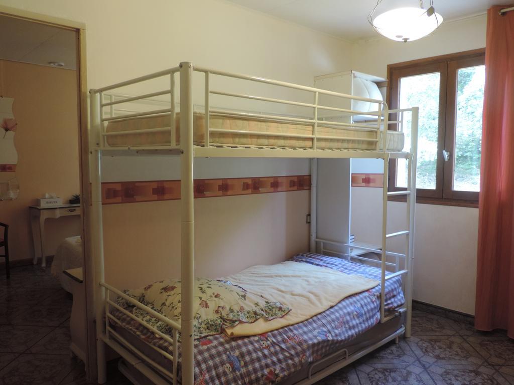Les Deux Lions Hotel Alairac Habitación foto